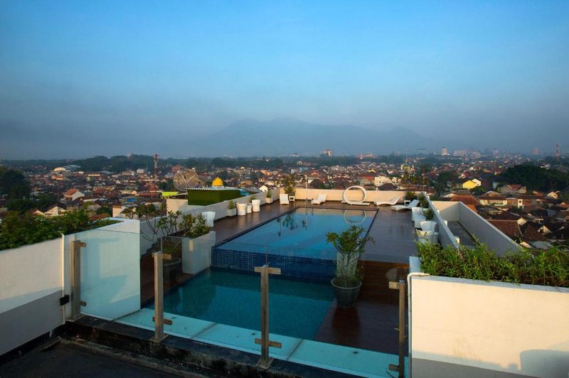 Ascent Hotel & Cafe Malang
