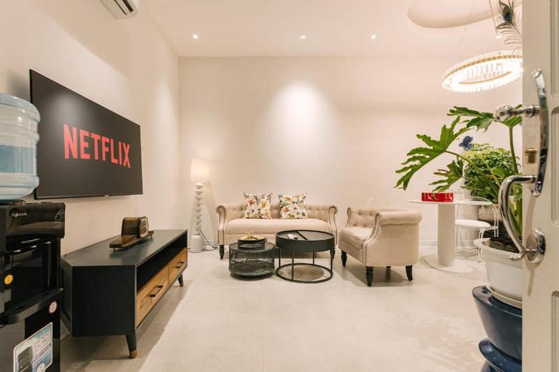 Central Modern Apt Big Group