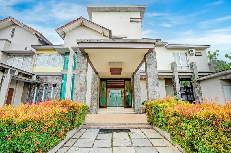 Collection O Padang near Mesjid Raya Syekh Ahmad Al-Minangkabawi formerly Hotel Surya Palace