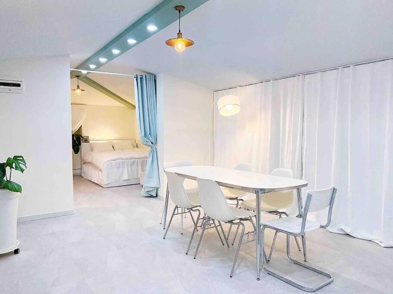 Hongdae 30 seconds to Subway