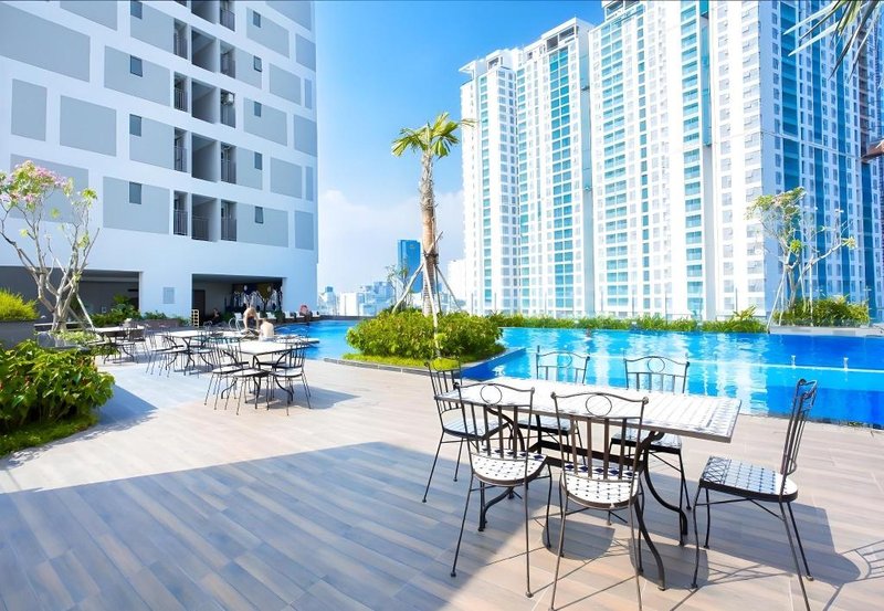 Infinity Pool Signature – With Pool&Netflix 2