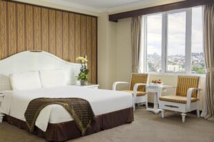 Khách sạn Chalcedony Grand