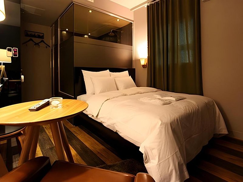 Lush Hotel Hwagok
