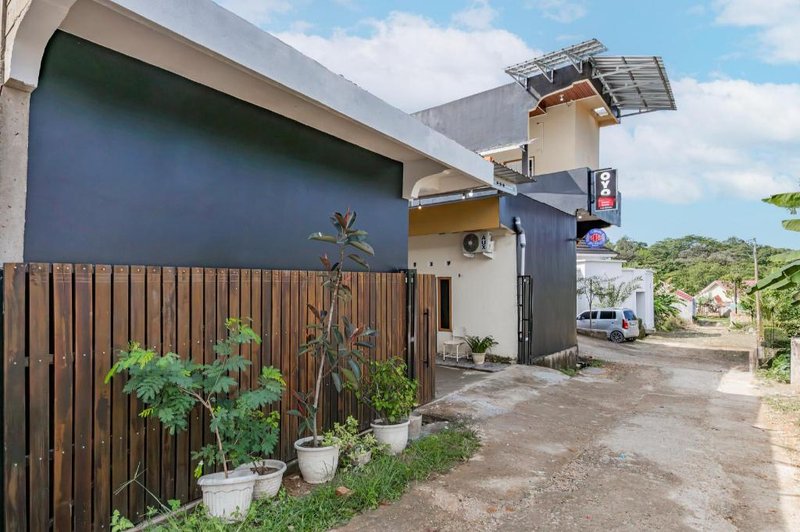 OYO 93714 Guest House Gembul Syariah