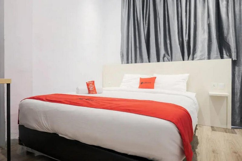 RedDoorz @ CBD Polonia Medan