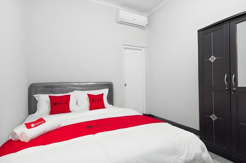 RedDoorz near Batik Tulis Celaket 2