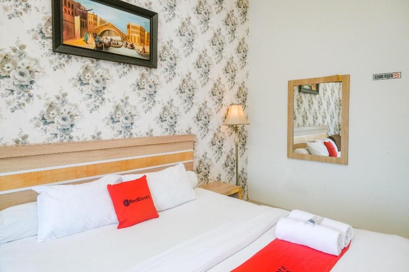 RedDoorz near Hermes Place Polonia Medan