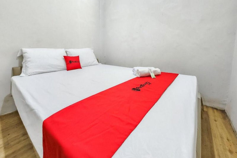 RedDoorz near Mandaya Royal Hospital Puri