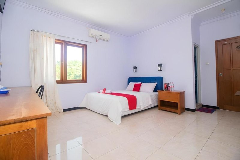 RedDoorz near Pantai Boom