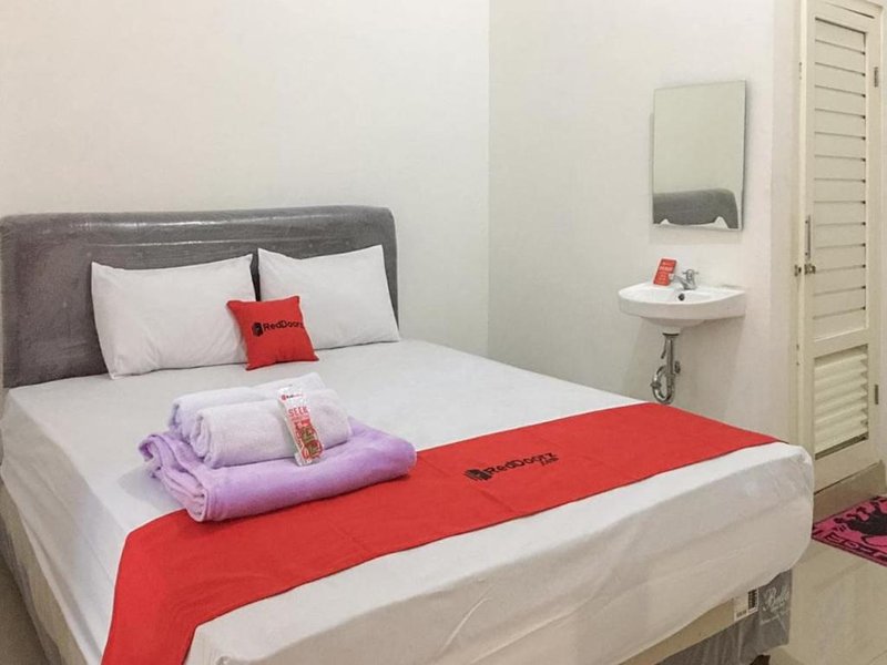 RedDoorz near RS Mitra Keluarga Waru