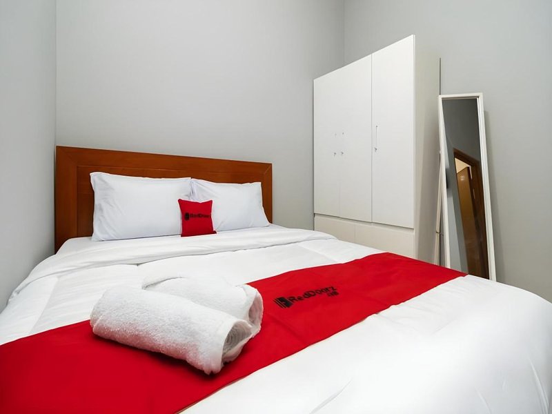 RedDoorz near RS Sari Asih Cipondoh