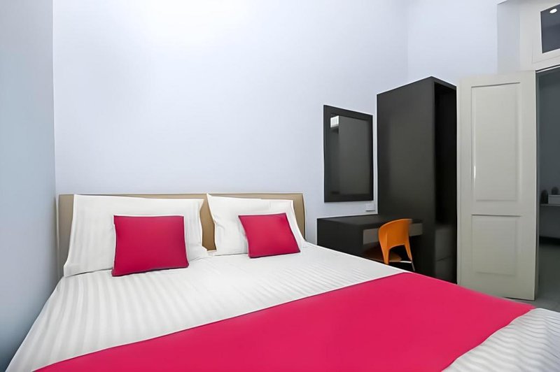 RedDoorz near Stasiun Lawang