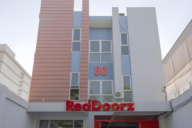 RedDoorz Plus Syariah @ Raya Nginden 2