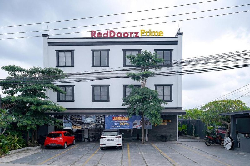 RedDoorz Premium @ Raja Hostel Syariah Lampung