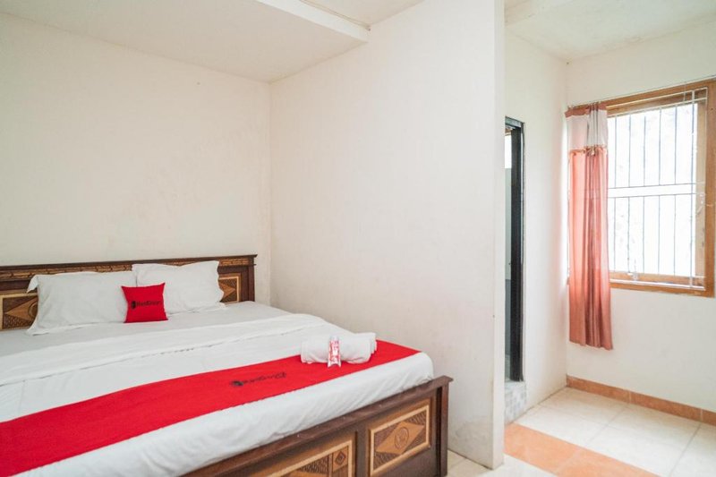 RedDoorz Syariah near Batu Night Spectacular 3