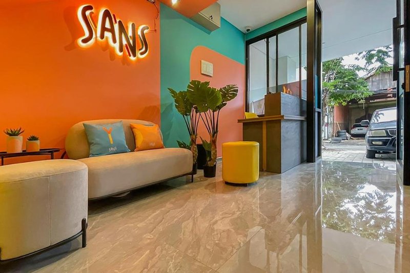 Sans Hotel Clover Ace Surabaya by RedDoorz