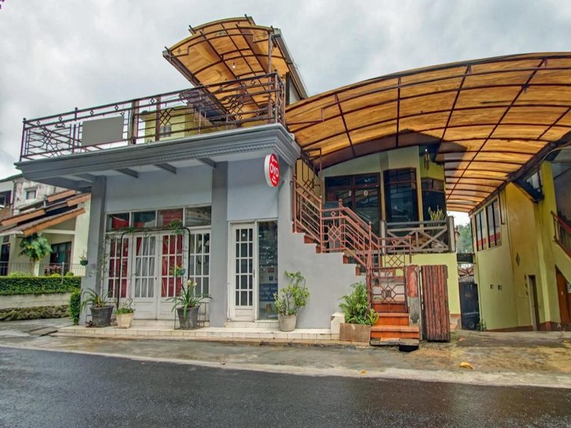 Super OYO 90031 Villa Papada