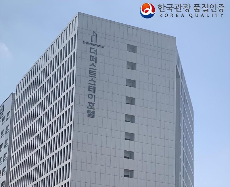 The First Stay Hotel