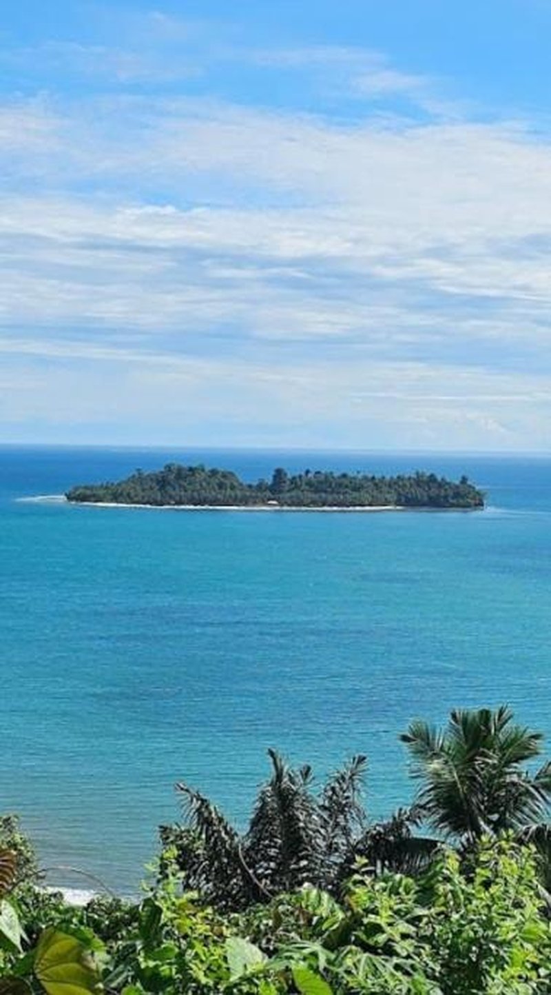 The view padang, Amazing view, 8 mins Mentawai fast ferry, cold beer,close to restaurants