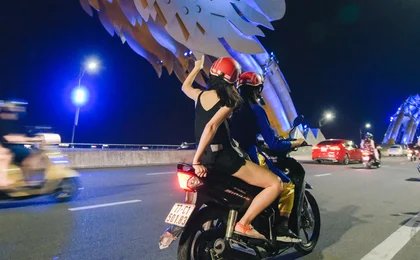 Tour Ngắm Cảnh Đêm và Ẩm Thực với Thiếu Nữ Áo Dài trên Xe Máy ở Đà Nẵng