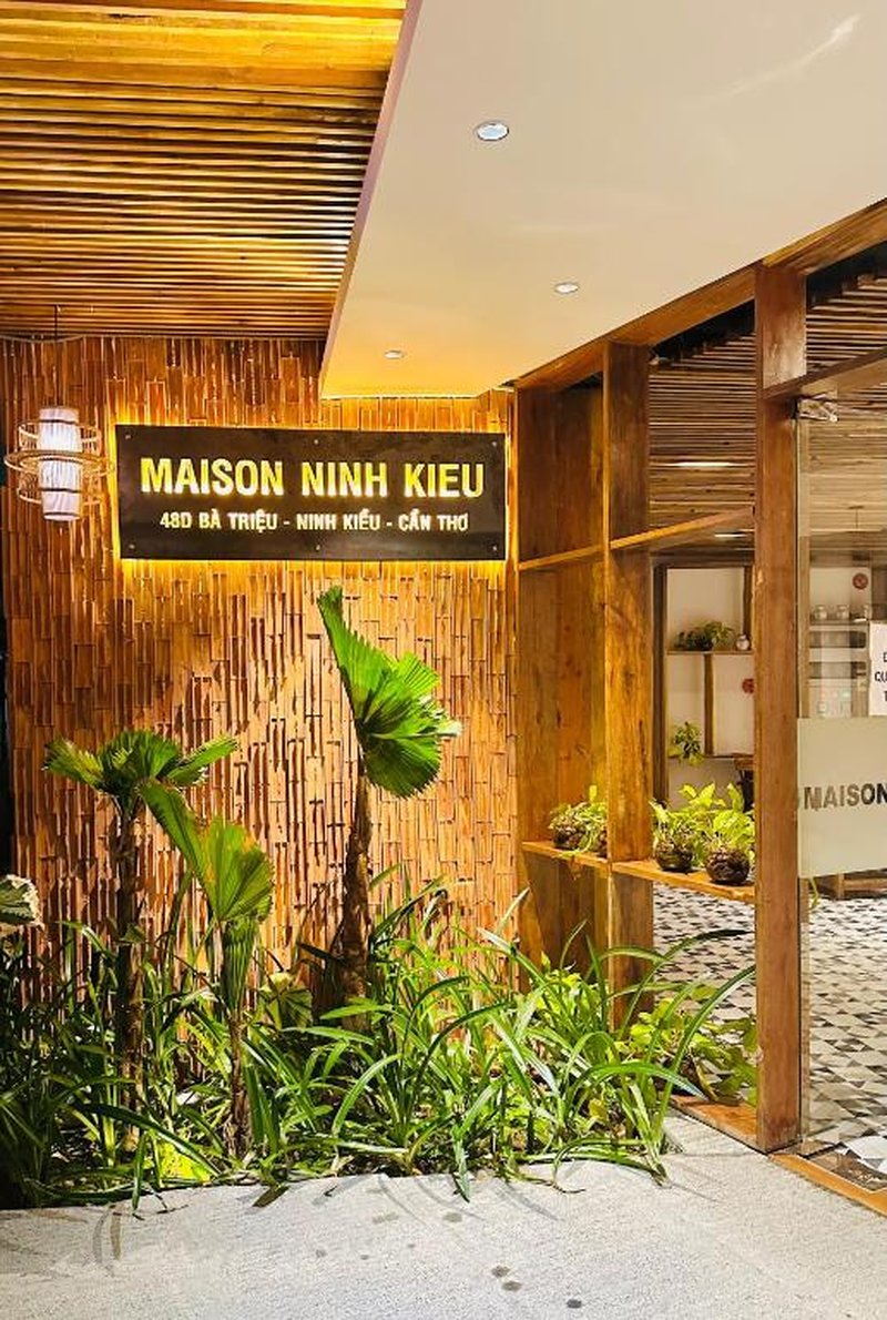 202MSNK Luxe Studio w Balcony & Kitchen