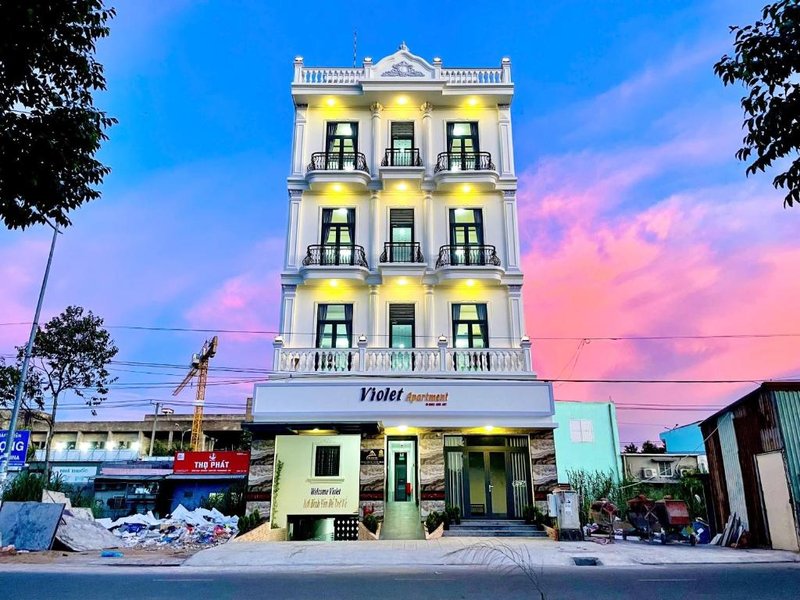 Modern Studio w Balcony and Kitchen