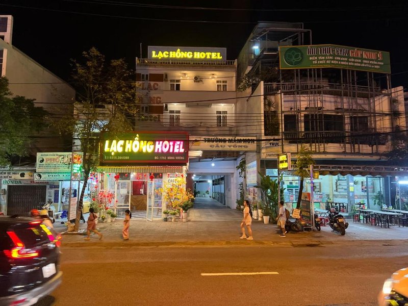 Khách sạn Lạc Hồng